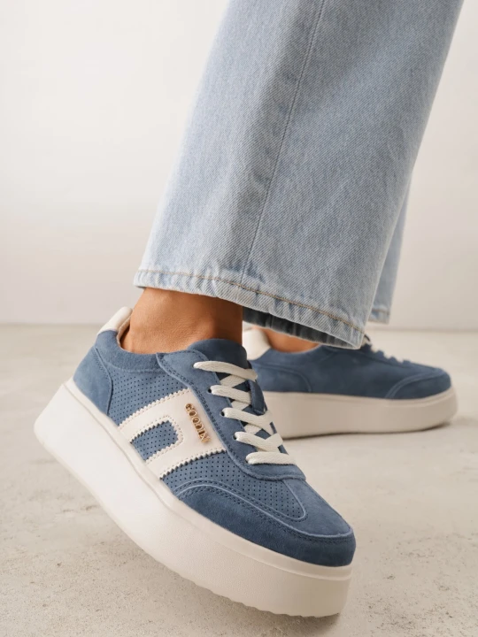 Zdjęcie produktu Granatowe Skórzane Sneakersy na Grubej Podeszwie Zdobione Drobną Perforacją Serinatea Goodin