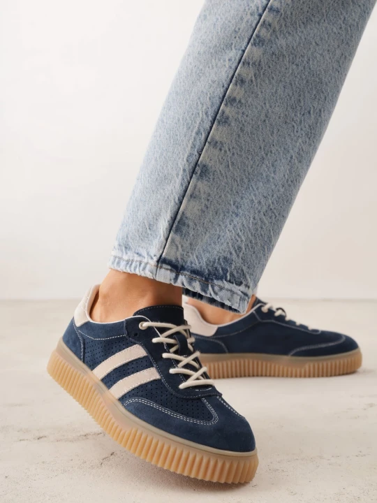 Zdjęcie produktu Granatowe Sneakersy Typu Tenisówki z Zamszu Naturalnego Ozdobione Paskami Tarinella Goodin