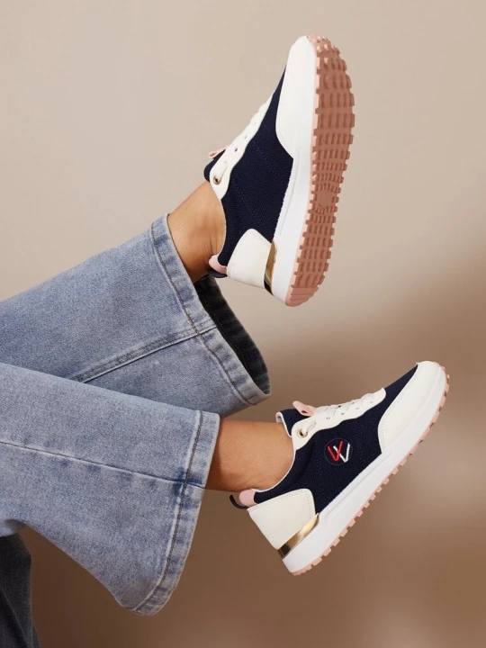 Zdjęcie produktu Granatowe Sneakersy z Metalicznymi Wstawkami i Drobnym Haftem c