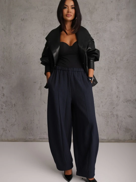 Zdjęcie produktu Granatowe Spodnie Casual Balloon High Waist w Drobne Prążki w Eleganckim Stylu Leasa Yu & Me