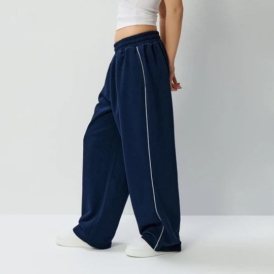 Zdjęcie produktu Granatowe spodnie dresowe wide leg z lampasami House
