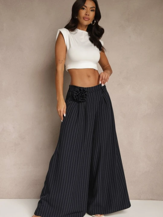 Zdjęcie produktu Granatowe Spodnie Palazzo High Waist Ozdobione Broszką Kwiatem Folassea Lovery
