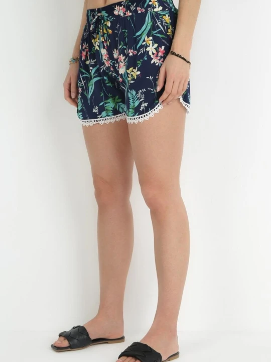Zdjęcie produktu Granatowe Szorty z Wiskozy w Kwiaty i Ozdobną Koronką Marlenne R&f Fashion
