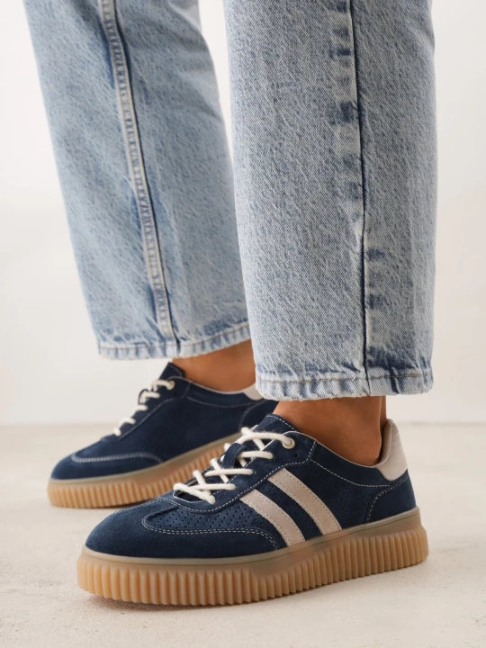 Zdjęcie produktu Granatowe Zamszowe Sneakersy na Tłoczonej Kauczukowej Podeszwie z Paskami Taralia Goodin