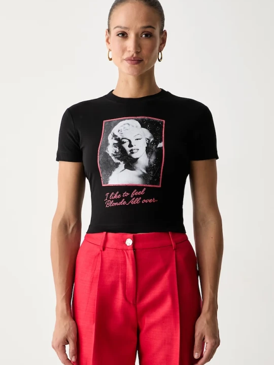 Zdjęcie produktu Guess crop top damski z wiskozą MARILYN MONROE czarny