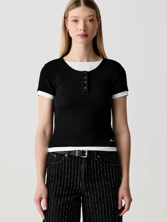 Zdjęcie produktu Guess Jeans T-shirt damski bawełniany z elastanem czarny