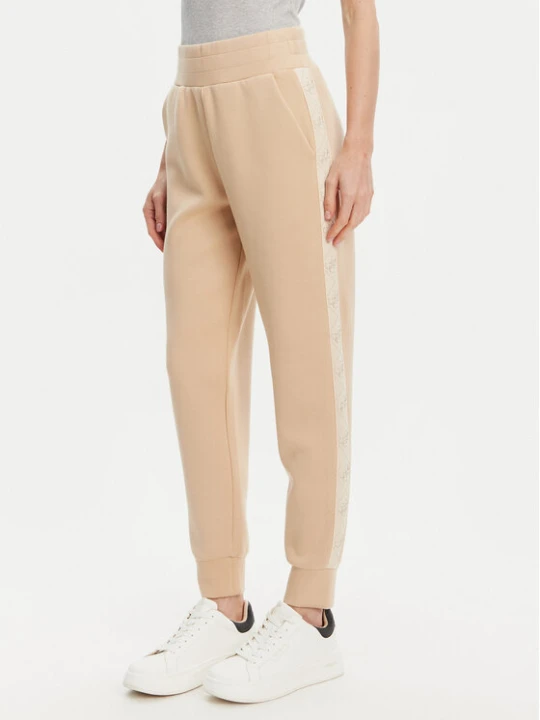 Zdjęcie produktu Guess Spodnie dresowe W5YB11 KBYE2 Beżowy Regular Fit