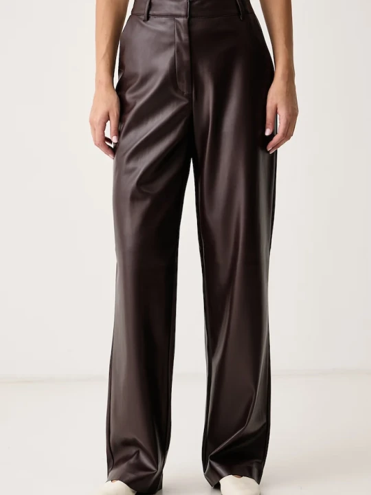 Zdjęcie produktu Guess spodnie flare damskie z imitacji skóry ZANITA PEREFCT PANTS brązowy
