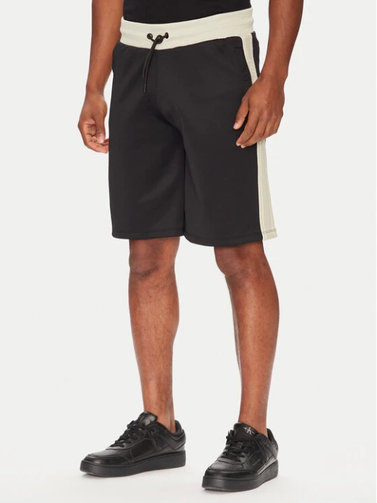 Zdjęcie produktu Guess Szorty sportowe Z5YD01 KCRU2 Czarny Regular Fit