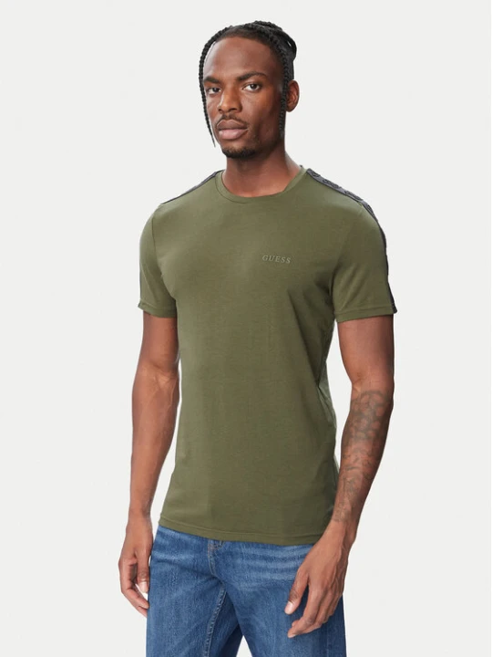 Zdjęcie produktu Guess T-Shirt U6BM04 K5388 Zielony ciemny Regular Fit