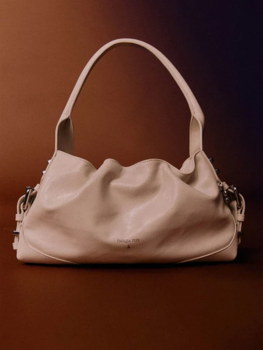 Zdjęcie produktu Horse Belt Bag z błyszczącej skóry Patrizia Pepe biały
