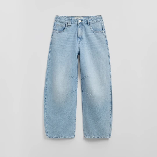 Zdjęcie produktu Jasne jeansy barrel fit z przeszyciami na nogawkach House niebieski