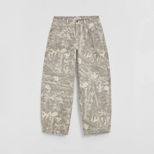 Zdjęcie produktu Jasne spodnie baggy we wzór camo House