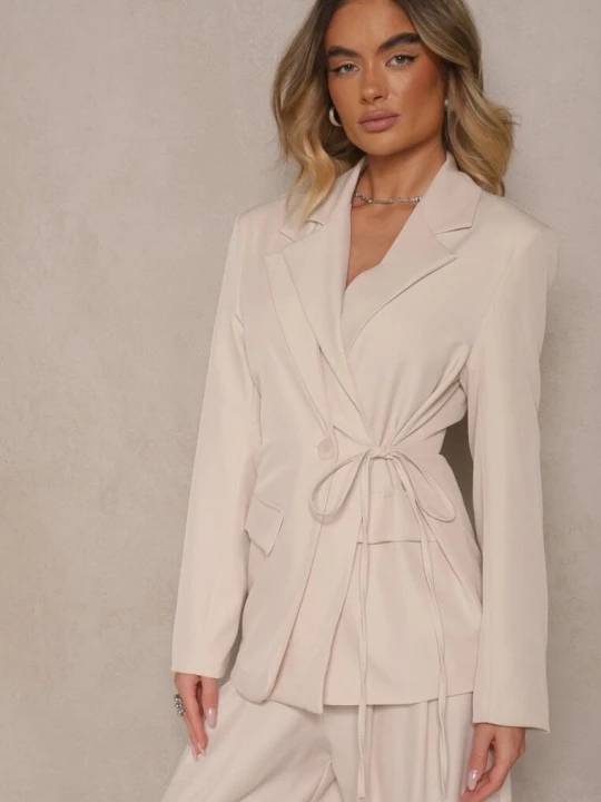 Zdjęcie produktu Jasnobeżowa Marynarka Ozdobiona Wiązaniem z Boku Lunorisa Lily Rose Beżowy