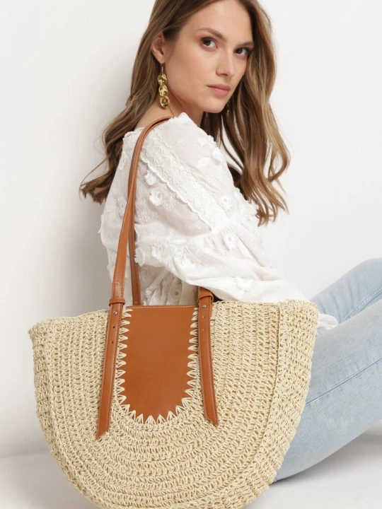 Zdjęcie produktu Jasnobeżowa Plażowa Torebka Typu Shopper z Ozdobnej Plecionki z Dwoma Regulowanymi Paskami Karsaia Beżowy