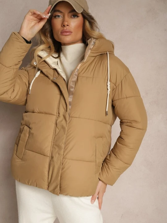 Zdjęcie produktu Jasnobeżowa Pudełkowa Kurtka z Kapturem i Kieszeniami Zdobiona Pikowanymi Przeszyciami Issenia J.style Beżowy