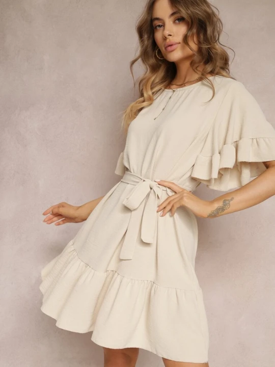 Zdjęcie produktu Jasnobeżowa Rozkloszowana Sukienka z Falbankami i Wiązanym Paskiem Aurya New Collection Beżowy
