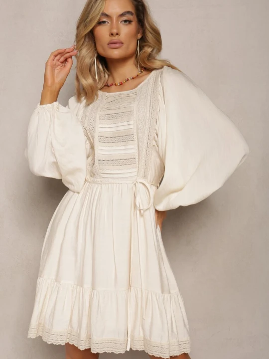 Zdjęcie produktu Jasnobeżowa Sukienka Boho Ozdobiona Ażurowymi Wstawkami i Koronką ze Sznurkiem w Talii Lanekade Bisou's Project Beżowy