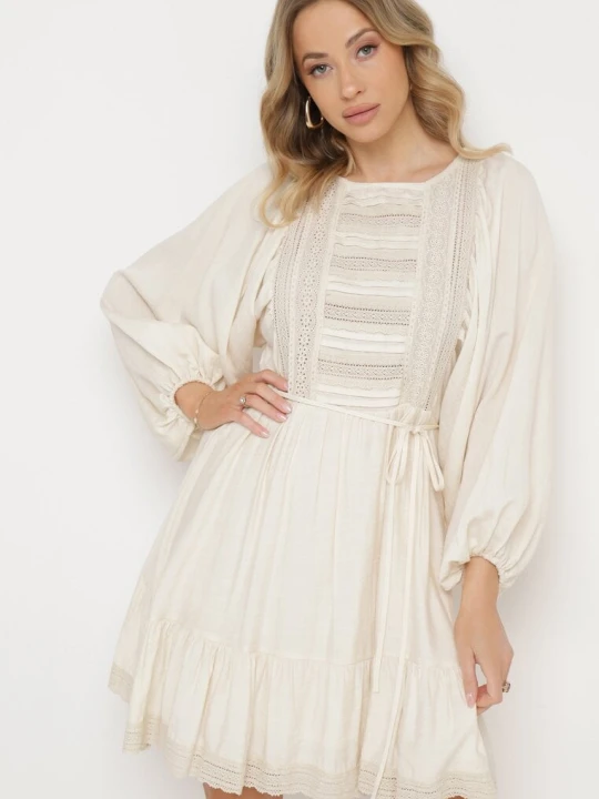 Zdjęcie produktu Jasnobeżowa Sukienka Boho z Ażurową Górą i Bufiastymi Rękawkami Delankia Bisou's Project Beżowy