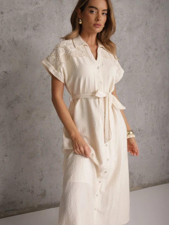 Zdjęcie produktu Jasnobeżowa Sukienka z Wiskozą i Lnem o Koszulowym Kroju z Szydełkową Aplikacją Tyrielle M&d Fashion Beżowy