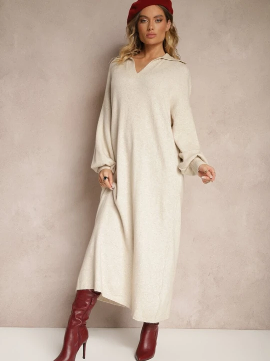 Zdjęcie produktu Jasnobeżowa Sweterkowa Sukienka z Wiskozą o Pudełkowym Kroju Ozdobiona Kołnierzykiem Clarinnae M&d Fashion Beżowy