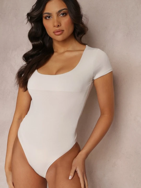 Zdjęcie produktu Jasnobeżowe Gładkie Body z Krótkimi Rękawami Divinua Lily Rose Beżowy