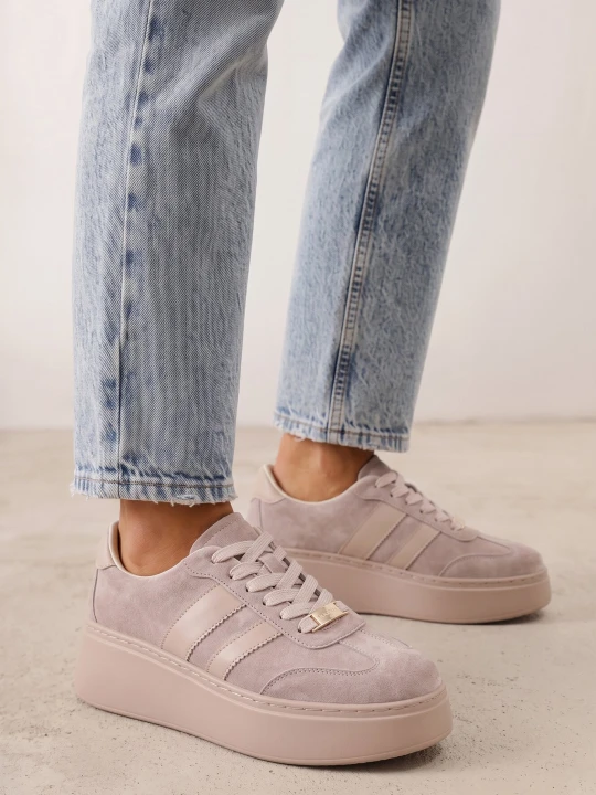Zdjęcie produktu Jasnobeżowe Zamszowe Sneakersy na Grubej Podeszwie ze Skórzaną Wkładką Yinrieth Goodin Beżowy