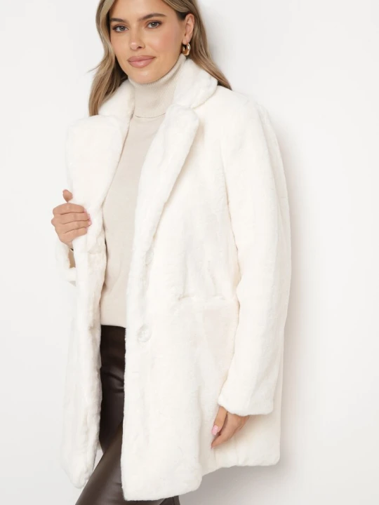 Zdjęcie produktu Jasnobeżowy Futerkowy Płaszcz Jednorzędowy z Kieszeniami i Eleganckim Kołnierzem Daienna Fashion