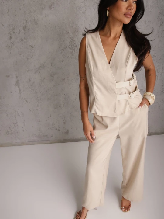 Zdjęcie produktu Jasnobeżowy Komplet Garniturowy Spodnie Wide Leg i Kamizelka z Paskami z Klamrami Sartora M&d Fashion