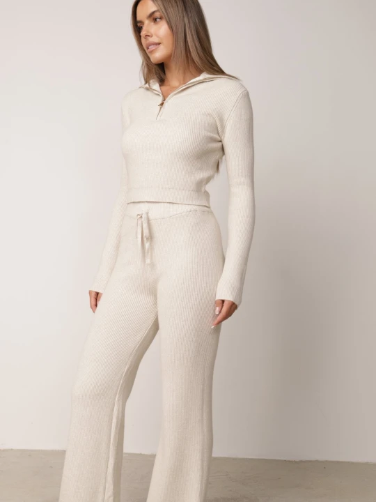 Zdjęcie produktu Jasnobeżowy Prążkowany Komplet Dzianinowy z Wiskozą Spodnie i Sweter ze Stójką Taraliel M&d Fashion