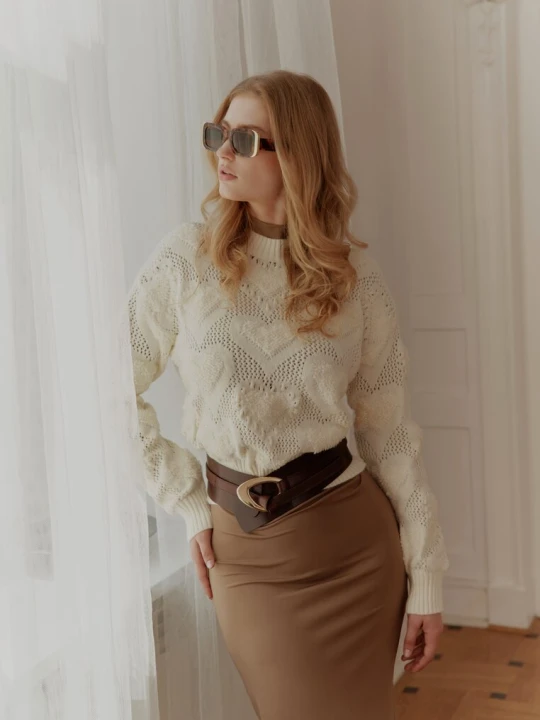 Zdjęcie produktu Jasnobeżowy Sweter w Serca o Klasycznym Fasonie ze Ściągaczami Biriet Moni&co