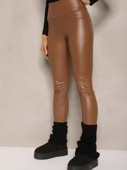Zdjęcie produktu Jasnobrązowe Legginsy z Ekoskóry High Waist z Imitacjami Kieszeni Salabria Defox Brązowy
