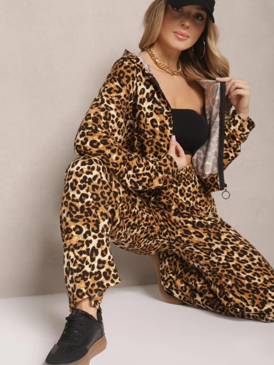 Zdjęcie produktu Jasnobrązowy Komplet Dresowy w Panterkowy Print Bluza i Spodnie o Szerokim Kroju Edilanea Defox