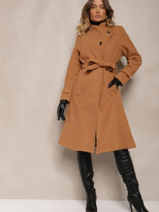 Zdjęcie produktu Jasnobrązowy Szlafrokowy Płaszcz z Asymetrycznym Zapięciem przy Dekolcie i z Wiązanym Paskiem Inalisse New Collection