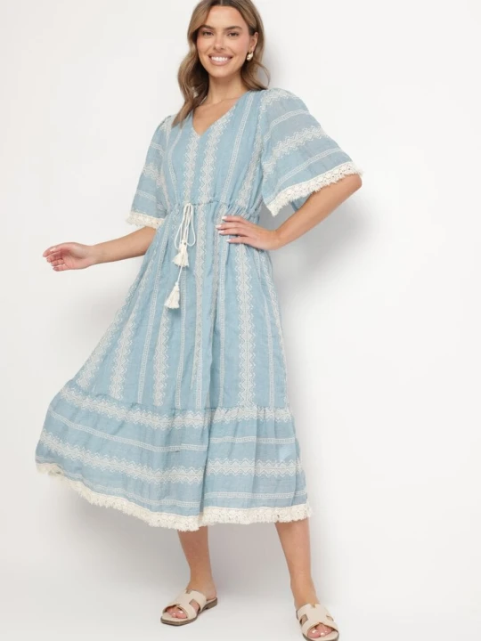 Zdjęcie produktu Jasnoniebieska Bawełniana Sukienka Boho o Rozkloszowanym Kroju z Wiązaniem i Haftem Korithira Rosa Niebieski