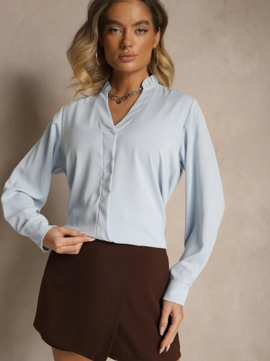 Zdjęcie produktu Jasnoniebieska Bluzka z Dekoltem w Kształcie Litery V Zdobionym Falbanką Davissia New Collection Niebieski