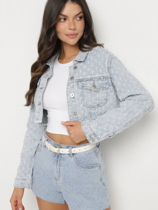 Zdjęcie produktu Jasnoniebieska Kurtka Jeansowa o Krótkim Kroju Zdobiona Przetarciami Zaritia Hello Miss Niebieski