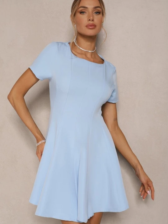 Zdjęcie produktu Jasnoniebieska Sukienka o Rozkloszowanym Kroju na Krótki Rękaw Zdobiona Przeszyciami Mepiza New Collection Niebieski