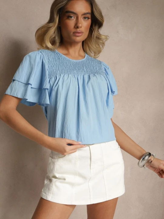 Zdjęcie produktu Jasnoniebieska Trapezowa Bluzka z Wiskozą Zdobiona Falbankami i Elastyczną Wstawką Mirlimi New Collection Niebieski