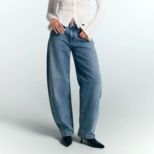 Zdjęcie produktu Jasnoniebieskie jeansy bootcut baggy fit z ozdobami na tylnych kieszeniach House