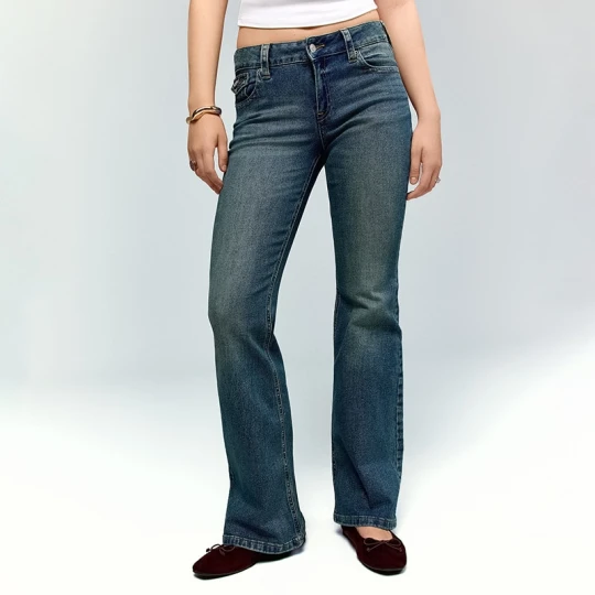 Zdjęcie produktu Jasnoniebieskie jeansy bootcut z niskim stanem i klapkami na kieszeniach House indigo jeans