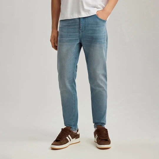 Zdjęcie produktu Jasnoniebieskie jeansy carrot fit z efektem sprania House