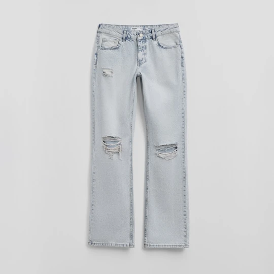 Zdjęcie produktu Jasnoniebieskie jeansy dzwony bootcut z dziurami i dżetami na tyle House