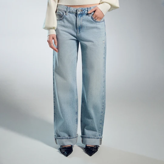 Zdjęcie produktu Jasnoniebieskie jeansy straight fit mid waist z podwinięciem House