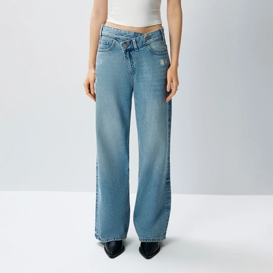 Zdjęcie produktu Jasnoniebieskie jeansy wide leg z niskim stanem i asymetrycznym zapięciem House