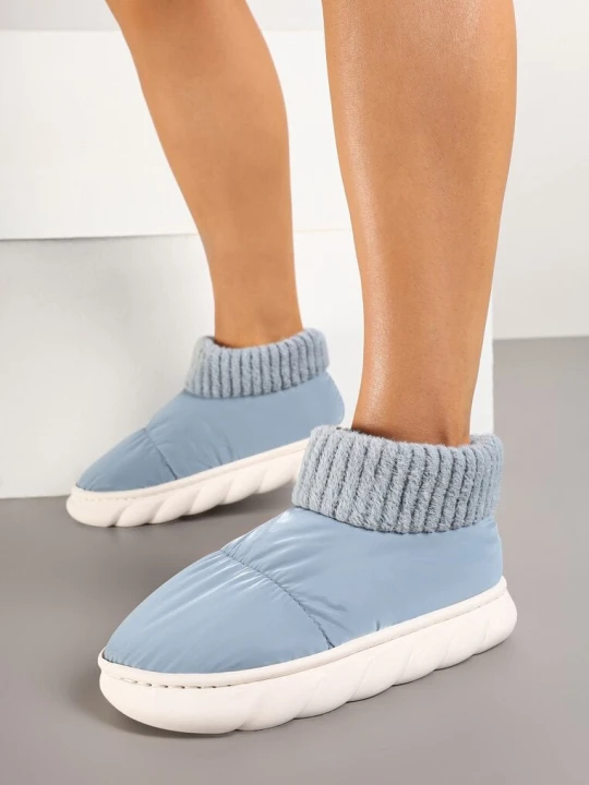 Zdjęcie produktu Jasnoniebieskie Kapcie Vices na Piankowej Podeszwie z Pikowaną Cholewką Velavina