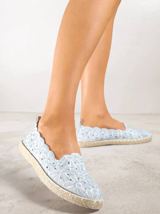 Zdjęcie produktu Jasnoniebieskie Plecione Espadryle Vices z Kwiatowym Motywem z Ażurowymi Wycięciami Honavia