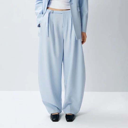 Zdjęcie produktu Jasnoniebieskie spodnie baggy tailoring z klamerką House