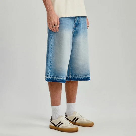 Zdjęcie produktu Jasnoniebieskie szorty jeansowe baggy fit z ozdobną krawędzią House