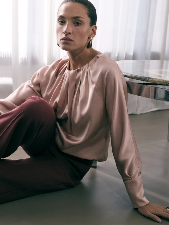 Zdjęcie produktu Jasnoróżowa elegancka bluzka z wiskozowej satyny Taranko